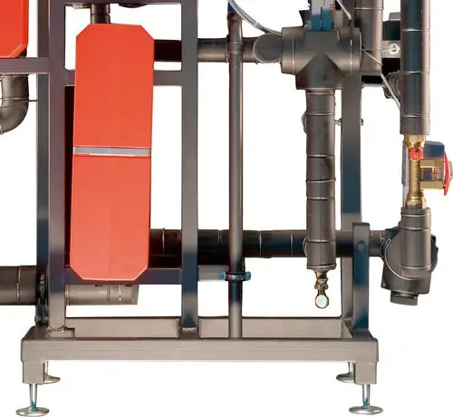 Solares Heizmodul in metallener Struktur mit roten Komponenten, ausgestattet mit Rohren und einem Ventil. Hersteller ist Bosch.